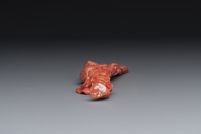 Sculpture d'un p&ecirc;cheur en corail rouge sur socle en bois, Chine, 19/20&egrave;me