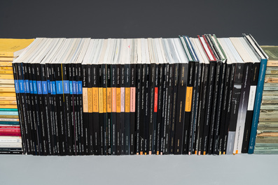 Een gevarieerde collectie van 113 oude Chinese veilingcatalogi over Chinese kunst van Christie's en Sotheby's, jaren 60 en later