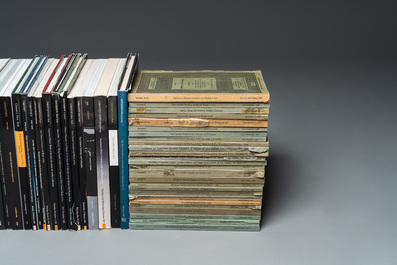 Een gevarieerde collectie van 113 oude Chinese veilingcatalogi over Chinese kunst van Christie's en Sotheby's, jaren 60 en later