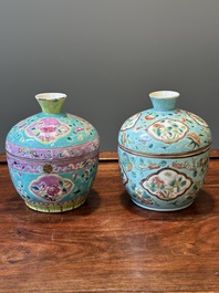 Deux bols couverts de type 'chupu' en porcelaine de Chine famille rose pour le march&eacute; Straits ou Peranakan, marque et &eacute;poque de Guangxu