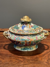 A Chinese Canton famille rose 11-piece tea service, 19th C.
