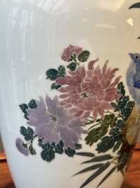 Vase en porcelaine de Chine en &eacute;maux polychromes &agrave; d&eacute;cor de cailles, marque Xuantong, dat&eacute; 1910