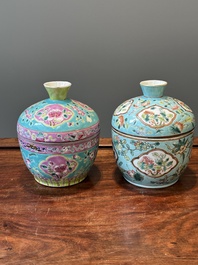 Deux bols couverts de type 'chupu' en porcelaine de Chine famille rose pour le march&eacute; Straits ou Peranakan, marque et &eacute;poque de Guangxu