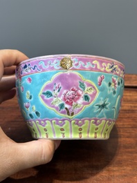 Deux bols couverts de type 'chupu' en porcelaine de Chine famille rose pour le march&eacute; Straits ou Peranakan, marque et &eacute;poque de Guangxu