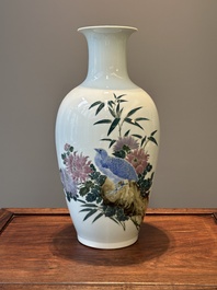 Vase en porcelaine de Chine en &eacute;maux polychromes &agrave; d&eacute;cor de cailles, marque Xuantong, dat&eacute; 1910