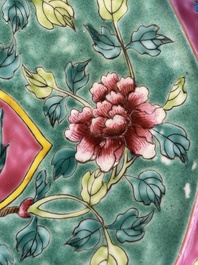 Een Chinees famille rose dienblad voor de Straits of Peranakan markt, 19e eeuw