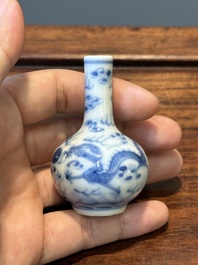Vijf diverse Chinese blauw-witte snuifflessen, Yongzheng merk, 19/20e eeuw