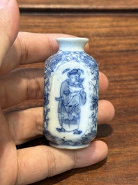 Vijf diverse Chinese blauw-witte snuifflessen, Yongzheng merk, 19/20e eeuw