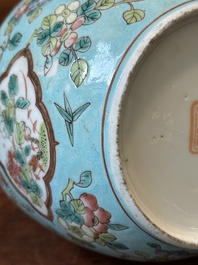 Deux bols couverts de type 'chupu' en porcelaine de Chine famille rose pour le march&eacute; Straits ou Peranakan, marque et &eacute;poque de Guangxu