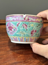 Deux bols couverts de type 'chupu' en porcelaine de Chine famille rose pour le march&eacute; Straits ou Peranakan, marque et &eacute;poque de Tongzhi