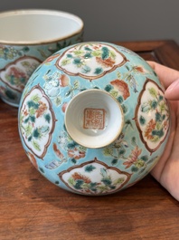 Deux bols couverts de type 'chupu' en porcelaine de Chine famille rose pour le march&eacute; Straits ou Peranakan, marque et &eacute;poque de Guangxu