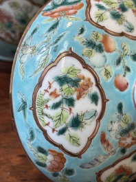 Deux bols couverts de type 'chupu' en porcelaine de Chine famille rose pour le march&eacute; Straits ou Peranakan, marque et &eacute;poque de Guangxu