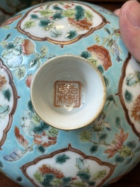 Deux bols couverts de type 'chupu' en porcelaine de Chine famille rose pour le march&eacute; Straits ou Peranakan, marque et &eacute;poque de Guangxu