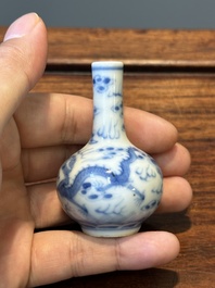 Vijf diverse Chinese blauw-witte snuifflessen, Yongzheng merk, 19/20e eeuw