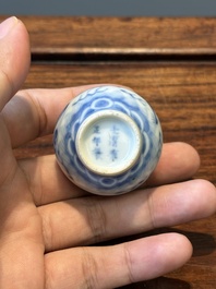 Vijf diverse Chinese blauw-witte snuifflessen, Yongzheng merk, 19/20e eeuw