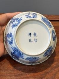 Een Chinese blauw-witte 'Bleu de Hue' tazza en een kom voor de Vietnamese markt, Shun Li Kun Ji 順利坤記 and Jin Yu Feng Ji 金玉鋒記 merk, 19e eeuw