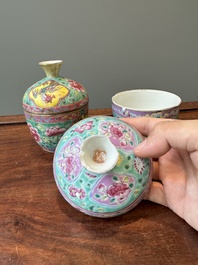 Deux bols couverts de type 'chupu' en porcelaine de Chine famille rose pour le march&eacute; Straits ou Peranakan, marque et &eacute;poque de Tongzhi