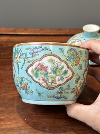 Deux bols couverts de type 'chupu' en porcelaine de Chine famille rose pour le march&eacute; Straits ou Peranakan, marque et &eacute;poque de Guangxu