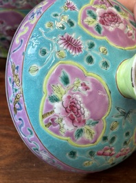 Deux bols couverts de type 'chupu' en porcelaine de Chine famille rose pour le march&eacute; Straits ou Peranakan, marque et &eacute;poque de Guangxu