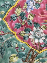 Een Chinees famille rose dienblad voor de Straits of Peranakan markt, 19e eeuw