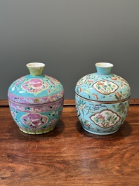 Deux bols couverts de type 'chupu' en porcelaine de Chine famille rose pour le march&eacute; Straits ou Peranakan, marque et &eacute;poque de Guangxu