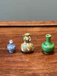 Deux vases miniatures en porcelaine de Chine et une tabati&egrave;re avec marque de Qianlong, Kangxi et post&eacute;rieur