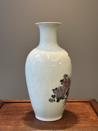 Vase en porcelaine de Chine en &eacute;maux polychromes &agrave; d&eacute;cor de cailles, marque Xuantong, dat&eacute; 1910