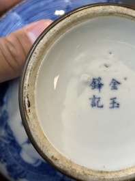 Een Chinese blauw-witte 'Bleu de Hue' tazza en een kom voor de Vietnamese markt, Shun Li Kun Ji 順利坤記 and Jin Yu Feng Ji 金玉鋒記 merk, 19e eeuw