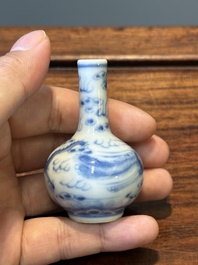 Vijf diverse Chinese blauw-witte snuifflessen, Yongzheng merk, 19/20e eeuw