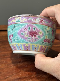 Deux bols couverts de type 'chupu' en porcelaine de Chine famille rose pour le march&eacute; Straits ou Peranakan, marque et &eacute;poque de Tongzhi