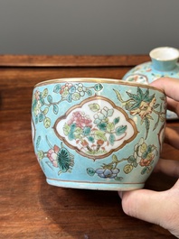 Deux bols couverts de type 'chupu' en porcelaine de Chine famille rose pour le march&eacute; Straits ou Peranakan, marque et &eacute;poque de Guangxu