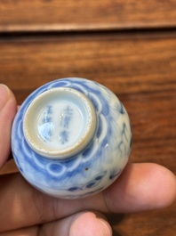 Vijf diverse Chinese blauw-witte snuifflessen, Yongzheng merk, 19/20e eeuw