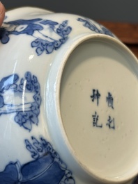 Een Chinese blauw-witte 'Bleu de Hue' tazza en een kom voor de Vietnamese markt, Shun Li Kun Ji 順利坤記 and Jin Yu Feng Ji 金玉鋒記 merk, 19e eeuw