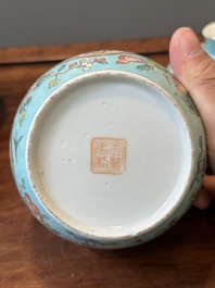 Deux bols couverts de type 'chupu' en porcelaine de Chine famille rose pour le march&eacute; Straits ou Peranakan, marque et &eacute;poque de Guangxu