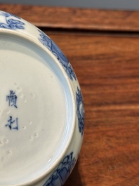 Een Chinese blauw-witte 'Bleu de Hue' tazza en een kom voor de Vietnamese markt, Shun Li Kun Ji 順利坤記 and Jin Yu Feng Ji 金玉鋒記 merk, 19e eeuw