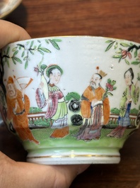 Een paar Chinese Canton famille rose koppen en schotels, 19e eeuw
