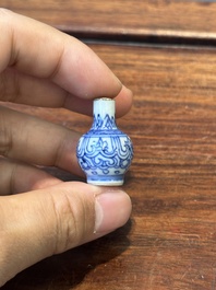 Deux vases miniatures en porcelaine de Chine et une tabati&egrave;re avec marque de Qianlong, Kangxi et post&eacute;rieur