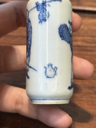 Vijf diverse Chinese blauw-witte snuifflessen, Yongzheng merk, 19/20e eeuw