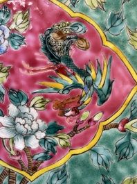 Een Chinees famille rose dienblad voor de Straits of Peranakan markt, 19e eeuw