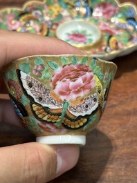 Tasse et son support en porcelaine de Chine famille rose de Canton &agrave; d&eacute;cor dor&eacute; de fleurs et papillons, 19&egrave;me