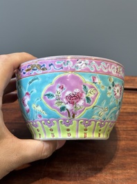 Deux bols couverts de type 'chupu' en porcelaine de Chine famille rose pour le march&eacute; Straits ou Peranakan, marque et &eacute;poque de Guangxu