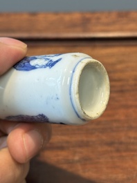 Vijf diverse Chinese blauw-witte snuifflessen, Yongzheng merk, 19/20e eeuw