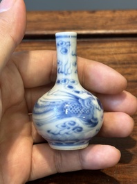 Vijf diverse Chinese blauw-witte snuifflessen, Yongzheng merk, 19/20e eeuw