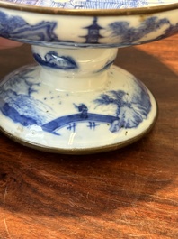 Un tazza et un bol en porcelaine de Chine 'Bleu de Hue' pour le Vietnam, marque Shun Li Kun Ji 順利坤記 and Jin Yu Feng Ji 金玉鋒記, 19&egrave;me