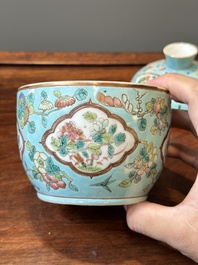 Deux bols couverts de type 'chupu' en porcelaine de Chine famille rose pour le march&eacute; Straits ou Peranakan, marque et &eacute;poque de Guangxu