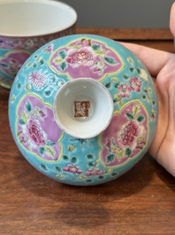 Deux bols couverts de type 'chupu' en porcelaine de Chine famille rose pour le march&eacute; Straits ou Peranakan, marque et &eacute;poque de Guangxu