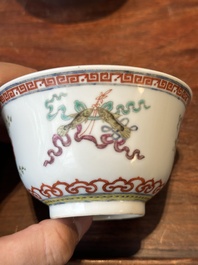Quatre bols couverts en porcelaine de Chine famille rose, trois avec soucoupes et un bol &agrave; d&eacute;cor de dragon, sign&eacute;s Wang Darong 王大榕, 19/20&egrave;me
