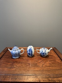 A Chinese blue and white tea caddy and two teapots, Kangxi/Qianlong