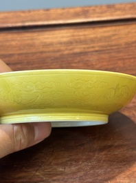 Paire de coupes en porcelaine de Chine en jaune monochrome &agrave; d&eacute;cor de pin et grue, marque et &eacute;poque de Yongzheng