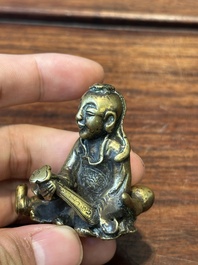 Een collectie Chinese en Sino-Tibetaanse bronzen sculpturen en scrollgewichten, Qing